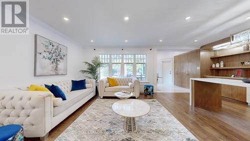 60 Hillview Drive, Newmarket (Bristol-London), ON - Indoor Photo Showing Living Room