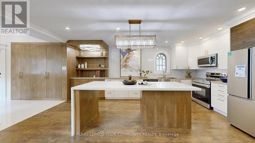 60 Hillview Drive, Newmarket (Bristol-London), ON - Indoor Photo Showing Kitchen With Upgraded Kitchen