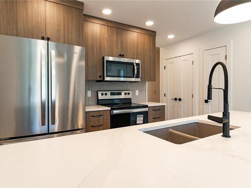 307-201 Dogwood Dr, Ladysmith, BC - Indoor Photo Showing Kitchen With Double Sink With Upgraded Kitchen