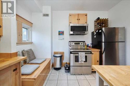 15 Frances Street N, Barrie (Queen'S Park), ON - Indoor Photo Showing Kitchen