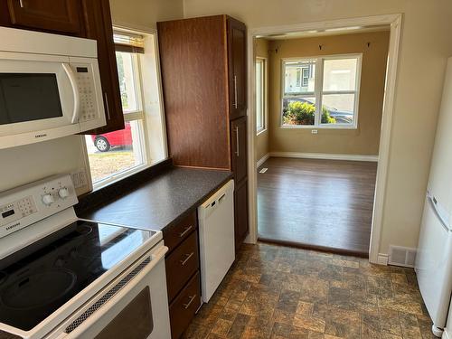 525 Portia Crescent, Trail, BC - Indoor Photo Showing Kitchen