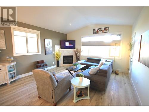 1040 Mt Revelstoke Place Unit# 33, Vernon, BC - Indoor Photo Showing Living Room With Fireplace