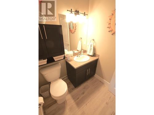 1040 Mt Revelstoke Place Unit# 33, Vernon, BC - Indoor Photo Showing Bathroom