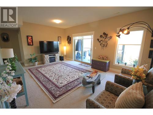 1040 Mt Revelstoke Place Unit# 33, Vernon, BC - Indoor Photo Showing Living Room