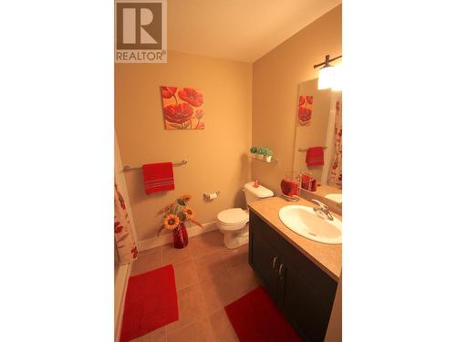 1040 Mt Revelstoke Place Unit# 33, Vernon, BC - Indoor Photo Showing Bathroom