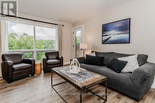 54-304 - 1235 Deerhurst Drive, Huntsville, ON - Indoor Photo Showing Living Room