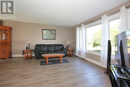 27 Victoria Boulevard, East Garafraxa, ON - Indoor Photo Showing Living Room