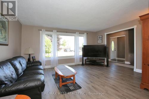 27 Victoria Boulevard, East Garafraxa, ON - Indoor Photo Showing Living Room