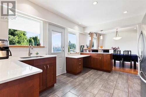 727 Linton Street, Coquitlam, BC - Indoor Photo Showing Kitchen