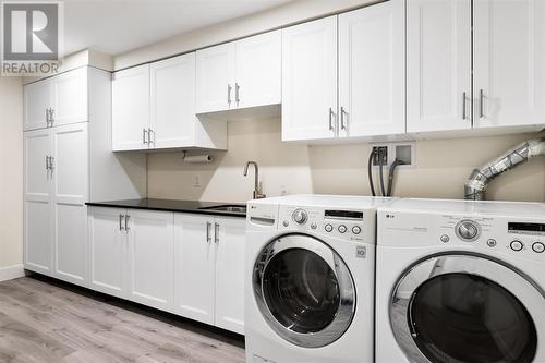 727 Linton Street, Coquitlam, BC - Indoor Photo Showing Laundry Room
