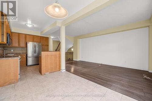 1 - 47 Marina Point Crescent, Hamilton (Stoney Creek), ON - Indoor Photo Showing Kitchen