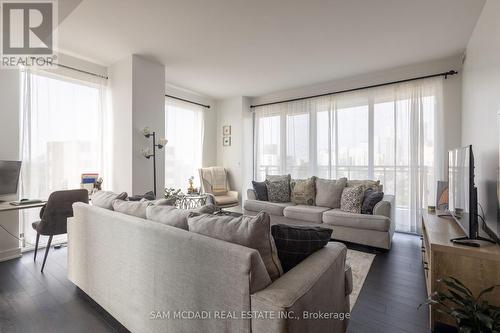 1004 - 1 Cardiff Road, Toronto (Mount Pleasant East), ON - Indoor Photo Showing Living Room