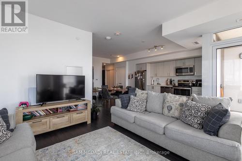 1004 - 1 Cardiff Road, Toronto (Mount Pleasant East), ON - Indoor Photo Showing Living Room