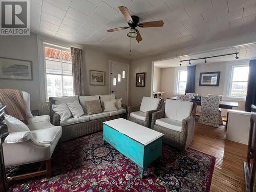 61 Front Street W, Kawartha Lakes (Bobcaygeon), ON - Indoor Photo Showing Living Room