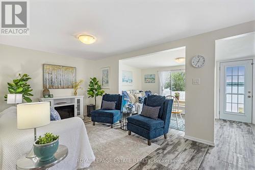 2233 North Orr Lake Road, Springwater, ON - Indoor Photo Showing Living Room