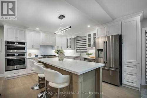 185 Hendrie Avenue, Burlington (Lasalle), ON - Indoor Photo Showing Kitchen With Upgraded Kitchen