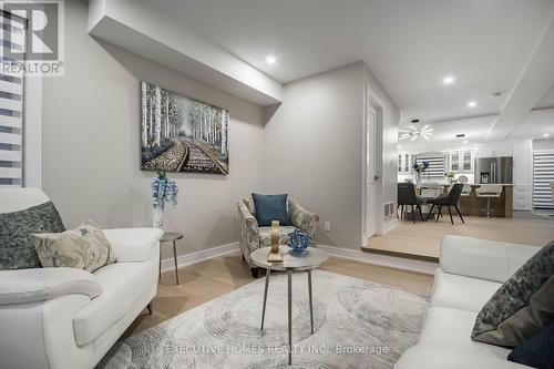 185 Hendrie Avenue, Burlington (Lasalle), ON - Indoor Photo Showing Living Room