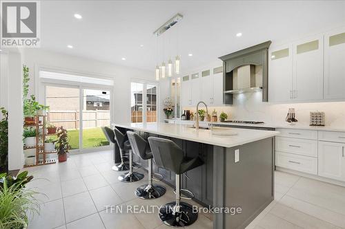 220 Great Falls Boulevard, Hamilton (Waterdown), ON - Indoor Photo Showing Kitchen With Upgraded Kitchen