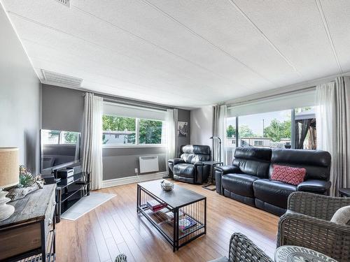 Living room - 6 Rue Francine, Saint-Jean-Sur-Richelieu, QC - Indoor Photo Showing Living Room