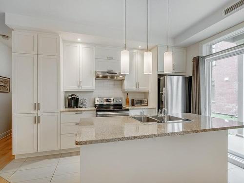 Kitchen - 2460 Rue Des Francs-Bourgeois, Boisbriand, QC - Indoor Photo Showing Kitchen With Double Sink With Upgraded Kitchen