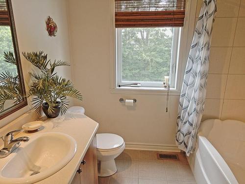 Salle de bains - 74 Rue Antoine-Forestier, Carignan, QC - Indoor Photo Showing Bathroom