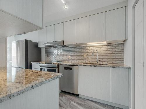 Kitchen - 1503-4300 Place Des Cageux, Laval (Chomedey), QC - Indoor Photo Showing Kitchen With Upgraded Kitchen