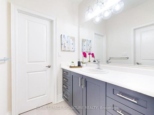 422 Humphrey St, Hamilton, ON - Indoor Photo Showing Bathroom