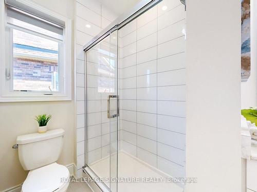 422 Humphrey St, Hamilton, ON - Indoor Photo Showing Bathroom