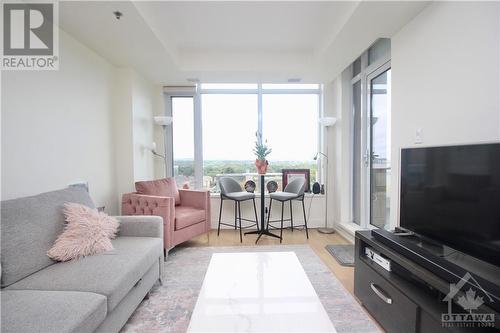 108 Richmond Road Unit#808, Ottawa, ON - Indoor Photo Showing Living Room