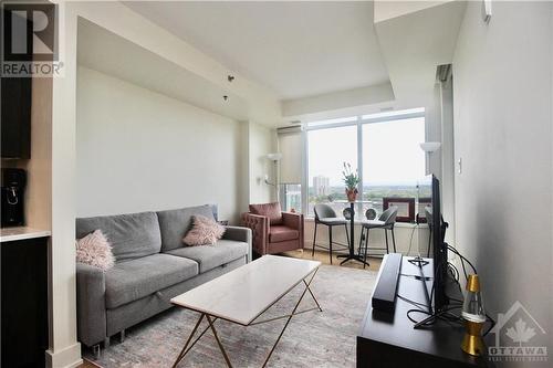 108 Richmond Road Unit#808, Ottawa, ON - Indoor Photo Showing Living Room