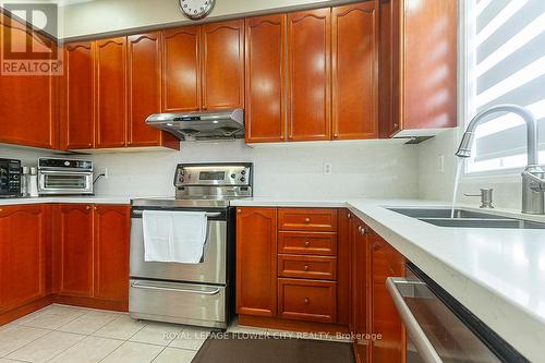 19 Maldives Crescent N, Brampton (Vales Of Castlemore), ON - Indoor Photo Showing Kitchen With Double Sink