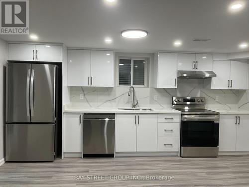 31 Briardale Place, Aurora (Aurora Highlands), ON - Indoor Photo Showing Kitchen