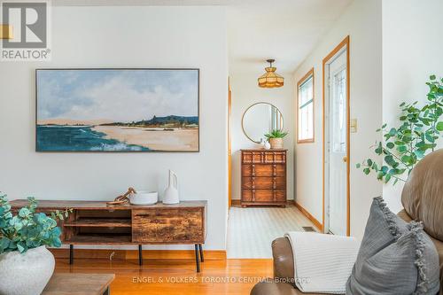 381 Zoo Park Road, Wasaga Beach, ON - Indoor Photo Showing Living Room