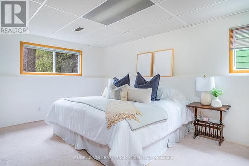 381 Zoo Park Road, Wasaga Beach, ON - Indoor Photo Showing Bedroom