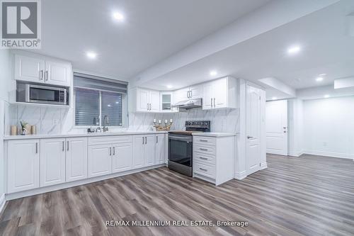 9 National Crescent W, Brampton (Snelgrove), ON - Indoor Photo Showing Kitchen