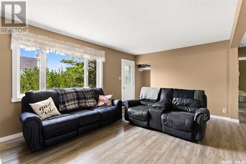 204 4Th Street E, Wynyard, SK - Indoor Photo Showing Living Room