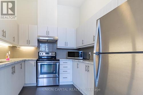 602 - 10 Willison Square, Toronto (Kensington-Chinatown), ON - Indoor Photo Showing Kitchen With Upgraded Kitchen