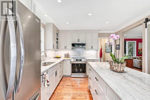 125 Pioneer Lane, Blue Mountains, ON - Indoor Photo Showing Kitchen With Double Sink With Upgraded Kitchen