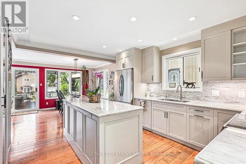 125 Pioneer Lane, Blue Mountains, ON - Indoor Photo Showing Kitchen With Upgraded Kitchen