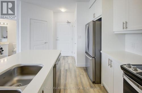 621 - 10 Mallard Trail, Hamilton (Waterdown), ON - Indoor Photo Showing Kitchen