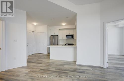 621 - 10 Mallard Trail, Hamilton (Waterdown), ON - Indoor Photo Showing Kitchen