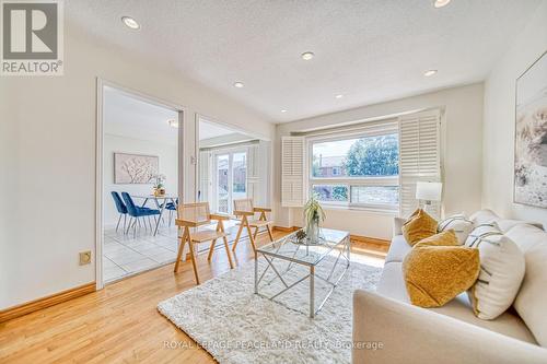 658 Thamesford Terrace, Mississauga (Hurontario), ON - Indoor Photo Showing Living Room