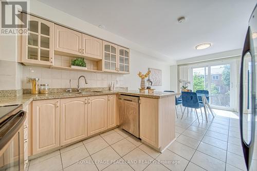 658 Thamesford Terrace, Mississauga (Hurontario), ON - Indoor Photo Showing Kitchen