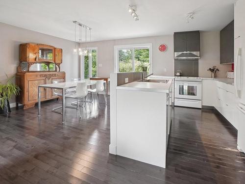 Cuisine - 743 Rue Rembrandt, Mont-Saint-Hilaire, QC - Indoor Photo Showing Kitchen