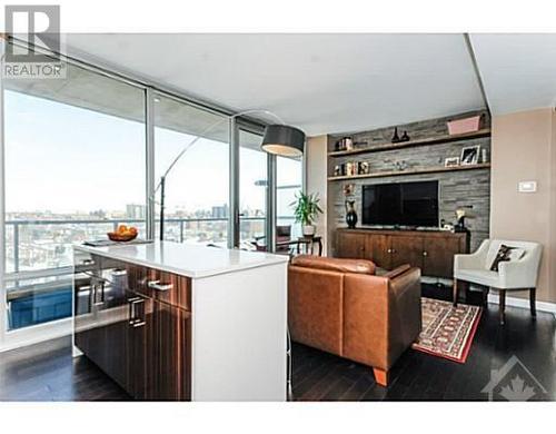 201 Parkdale Avenue Unit#708, Ottawa, ON - Indoor Photo Showing Living Room