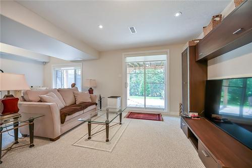 8 Brooking Court, Ancaster, ON - Indoor Photo Showing Living Room