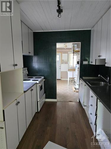 74 Boyce Avenue, Ottawa, ON - Indoor Photo Showing Kitchen