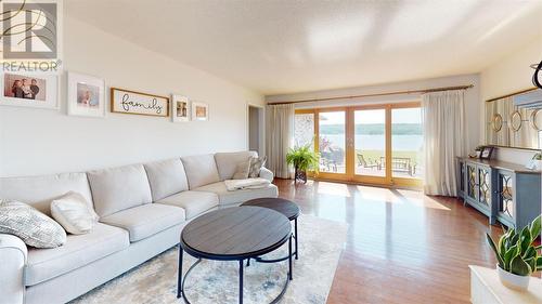 27 Parkshore Dr, Sault Ste. Marie, ON - Indoor Photo Showing Living Room