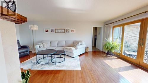 27 Parkshore Dr, Sault Ste. Marie, ON - Indoor Photo Showing Living Room