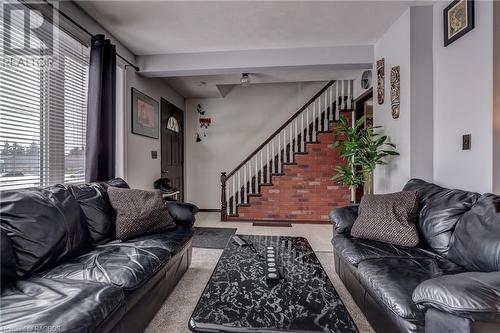 1235 2Nd Avenue E, Owen Sound, ON - Indoor Photo Showing Living Room